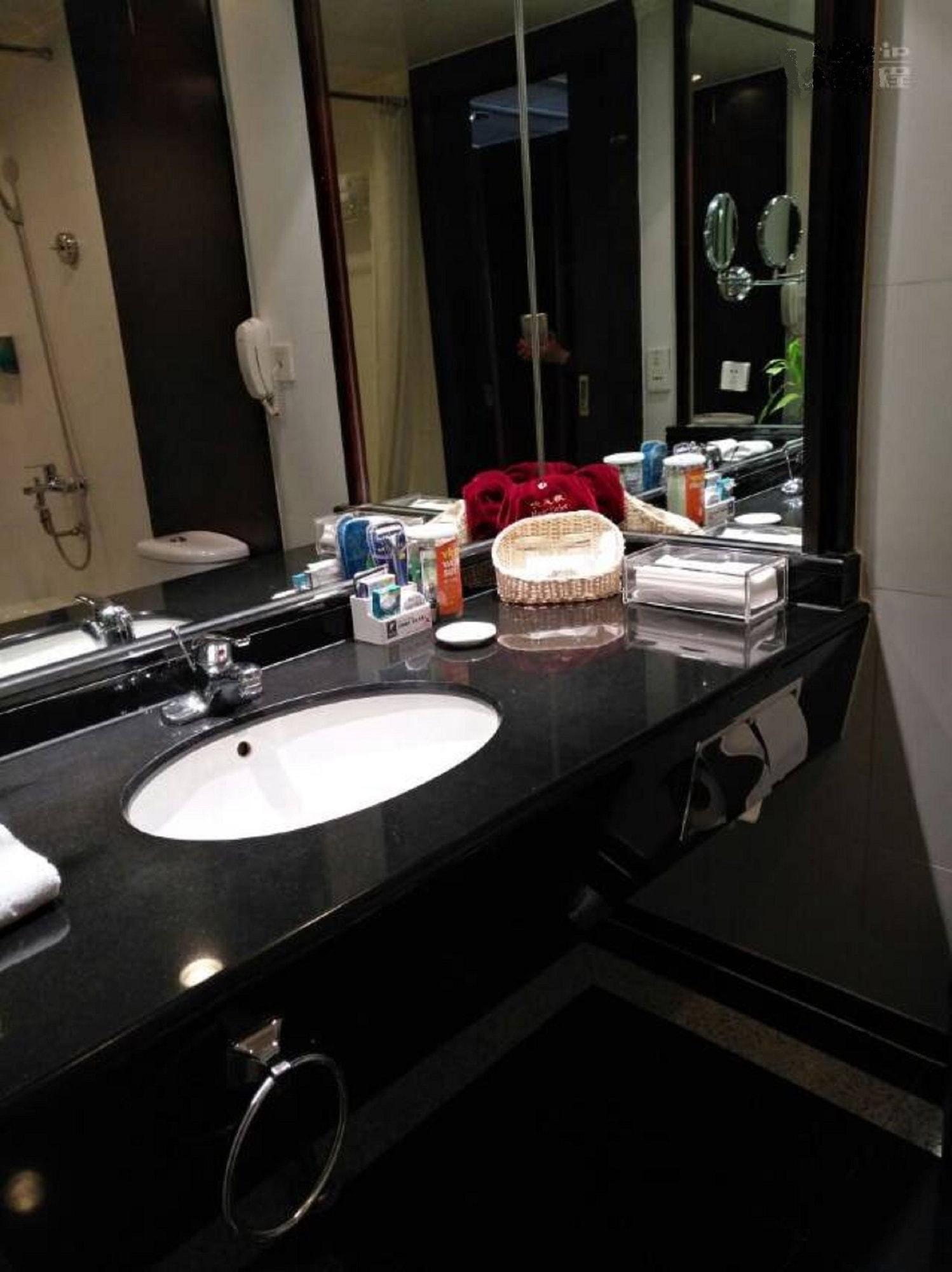 Poly Plaza Hotel 4*